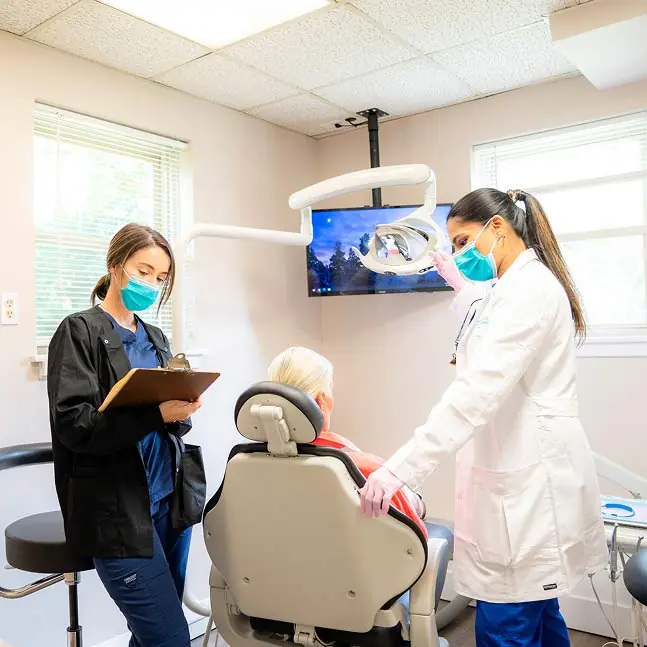 Park Ridge, IL dentist Dr. Susan Thomas providing dental care for a patient