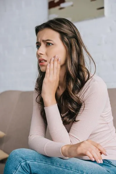 woman experiencing jaw pain